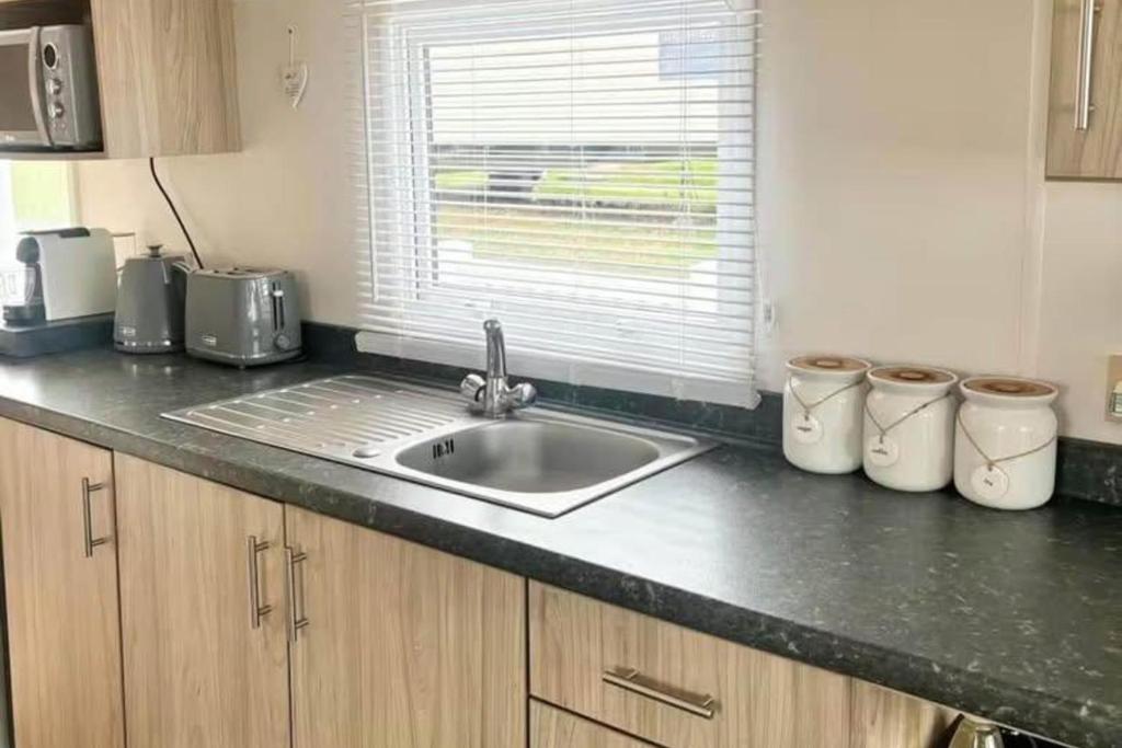 3-Bed Sleeps 8 Pet-Friendly Caravan (Haven Park near Exmouth) photo 6