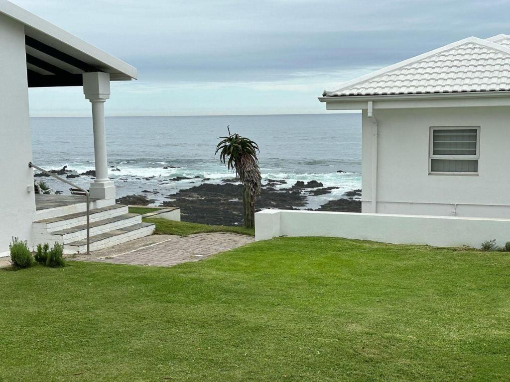 Waters Edge Beach House, Sea View