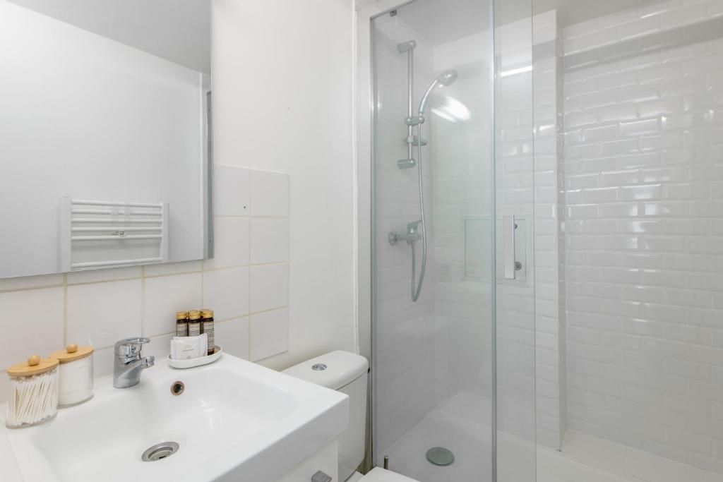 Best Deal! Modern studio in vibrant area only 5 minutes by walk to metro - central location - 5