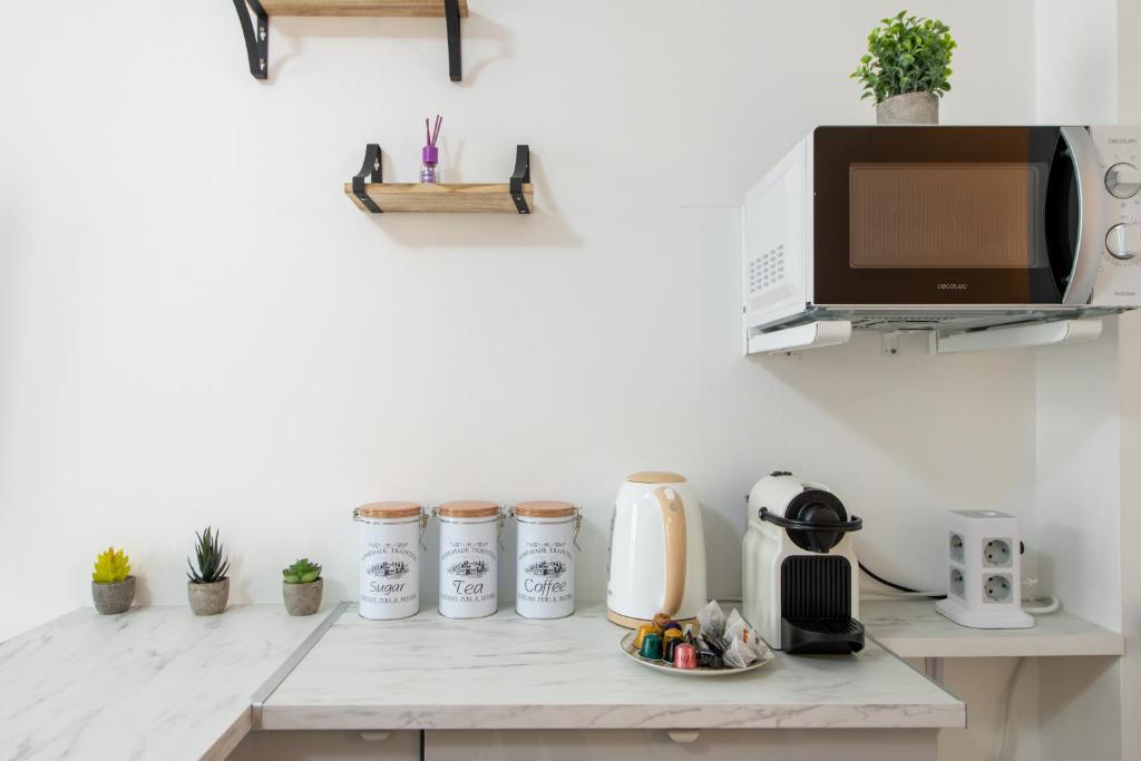 Best Deal! Modern studio in vibrant area only 5 minutes by walk to metro - central location - 4