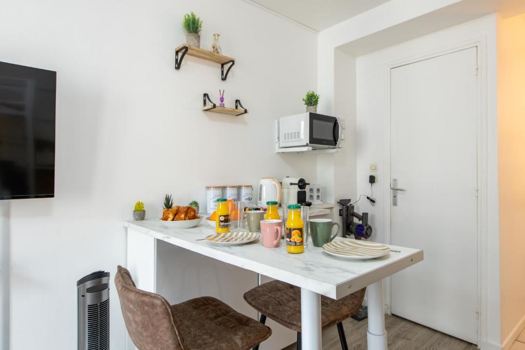 Best Deal! Modern studio in vibrant area only 5 minutes by walk to metro - central location - 2