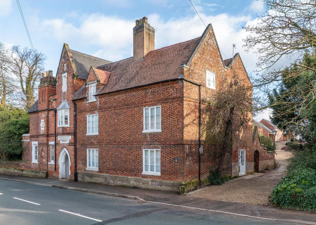 Airfield Manor, Castle Donington