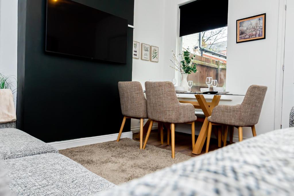 4 Bedroom Home, Centre Birmingham Perfect for Contractors, Birmingham