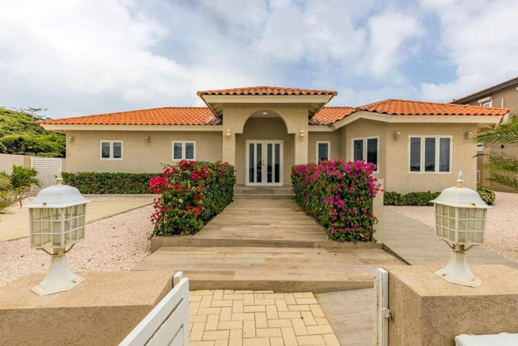 An Oasis in Paradise, Palm-Eagle Beach