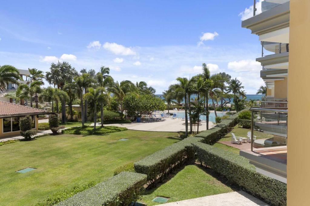 Beachfront - Superior View 3BR condo - E225, Palm-Eagle Beach