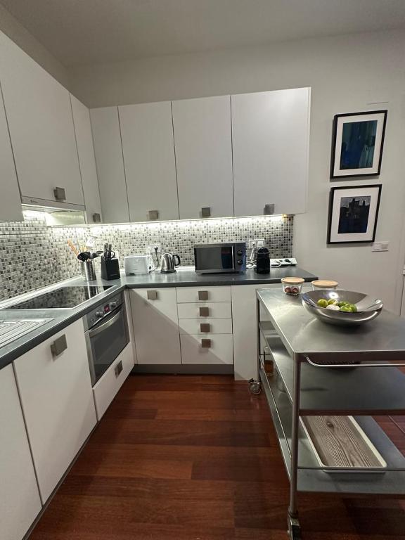 Stylish & Cozy 1BR Steps from Royal Palace | By Airnest - 2