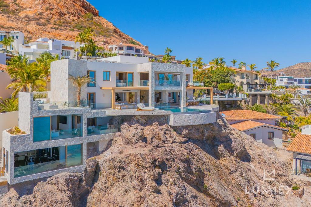 NEW Stunning Villa, full staff, gym and has its own Private Swimmable Beach - 5