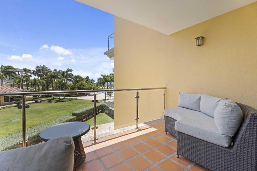 Beachfront - Superior View 2BR condo - E225-2, Palm-Eagle Beach