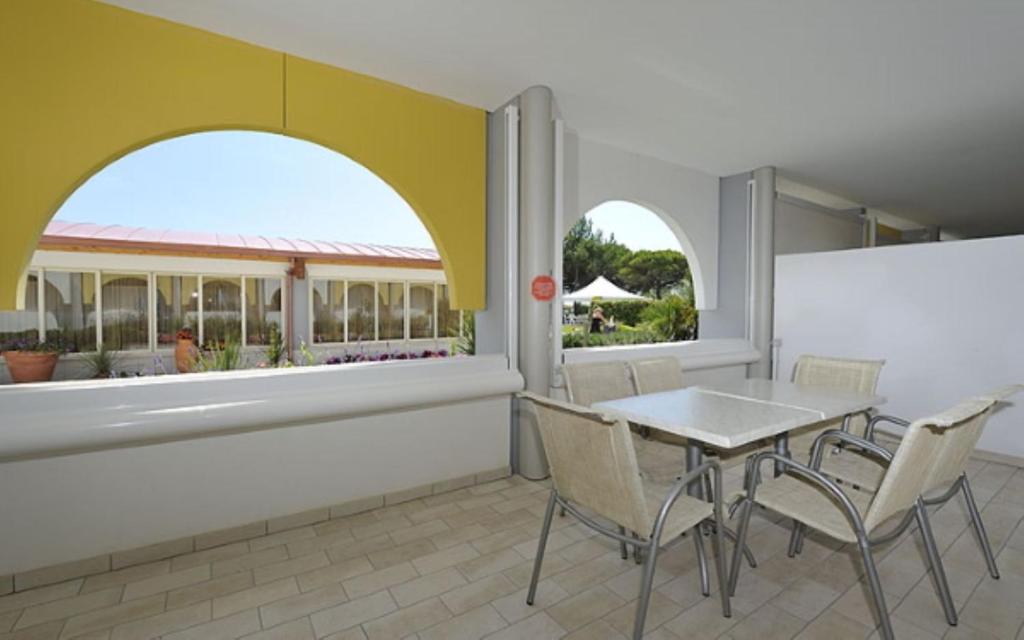 Apartment with a comfortable sunlit terrace, Bibione