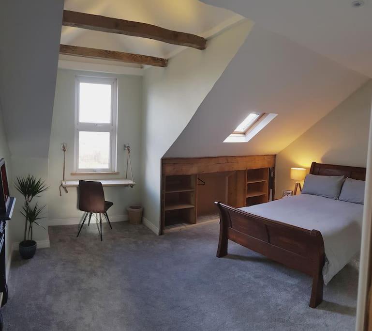 Self-contained Attic Flat, 15 mins from the centre, Amley