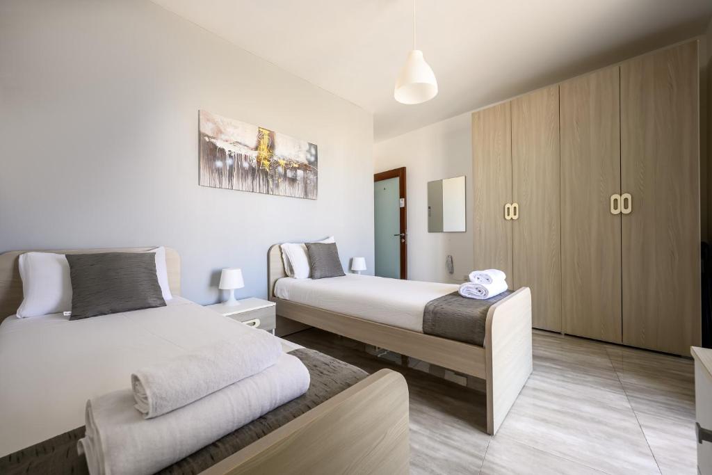 F11 Room 3, private Room two single beds shared bathroom in shared Flat, Msida