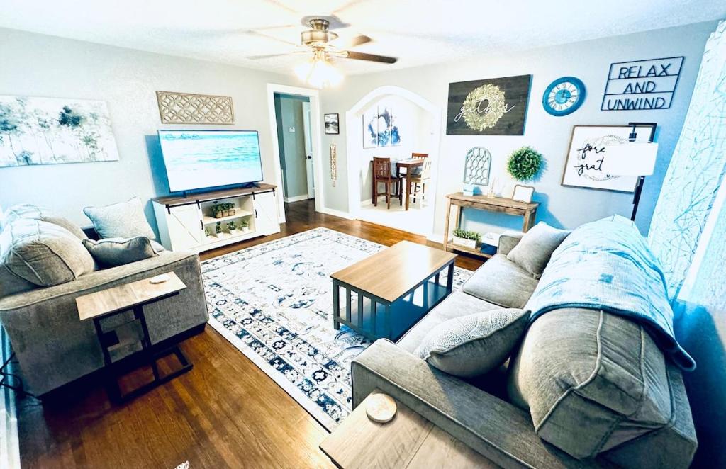 Relax & Unwind in 2BR 1BA Home in Quiet Neighborhood, Nederland