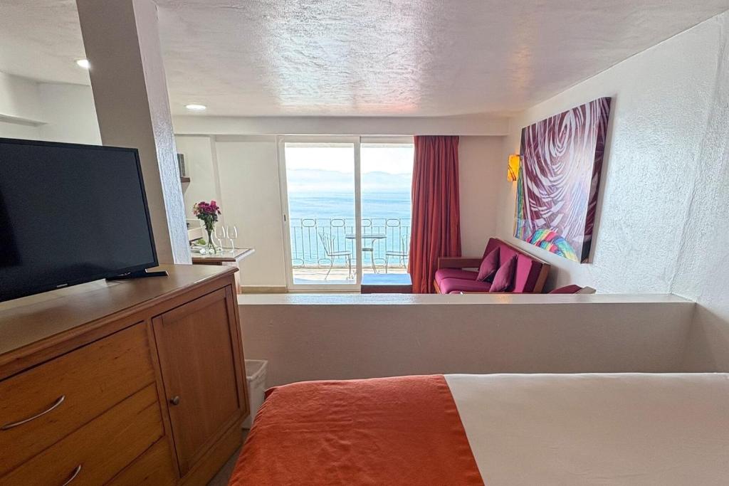 Suite with panoramic ocean views & balcony! - 2