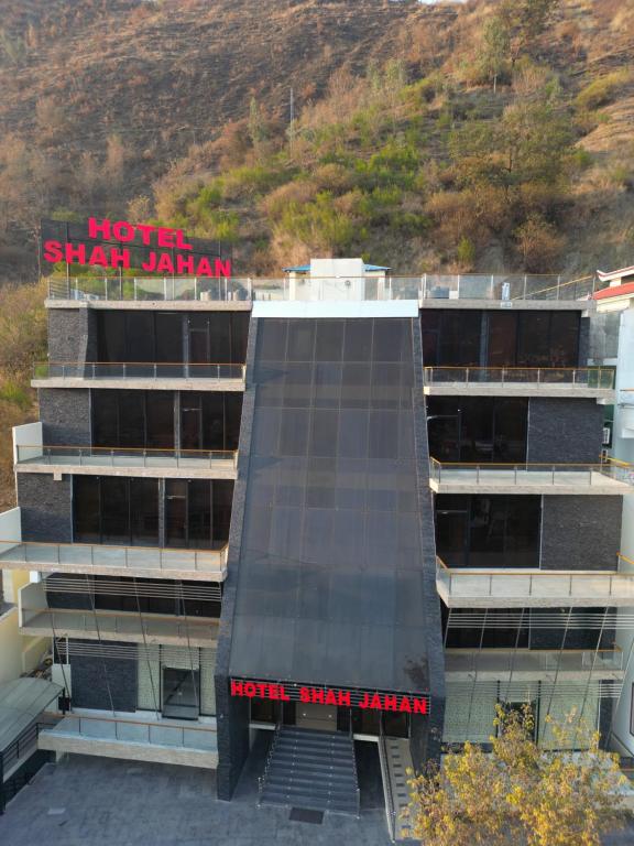 2. Hotel Sh..