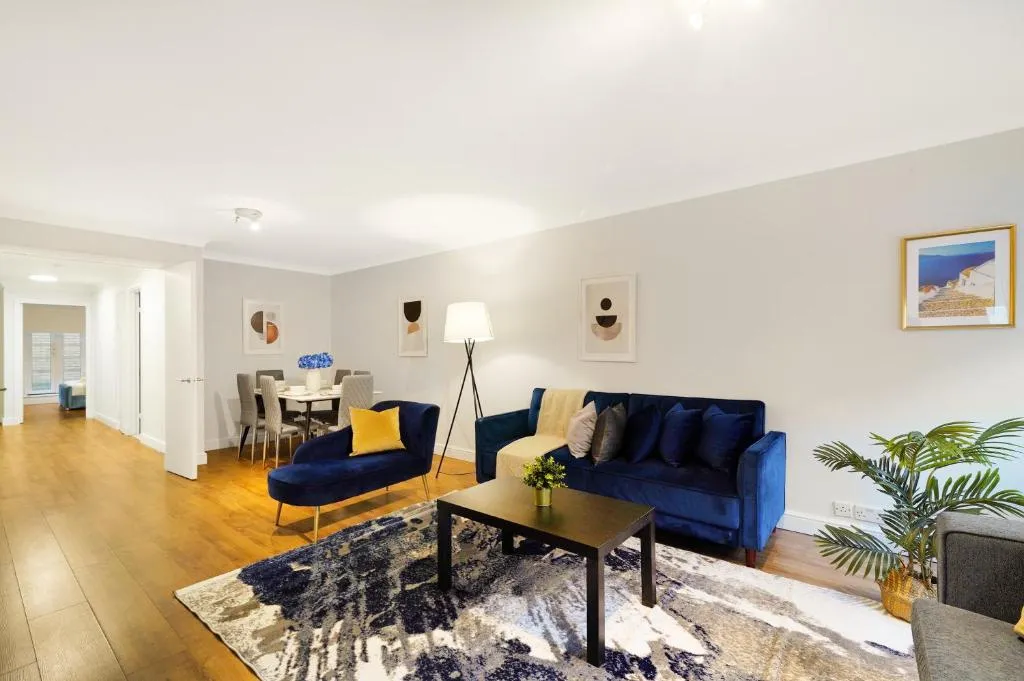 Luxury 3-Bed Apartment with Private Garden En-Suites & Underground Parking Prime NW6 London Location, hotel in London