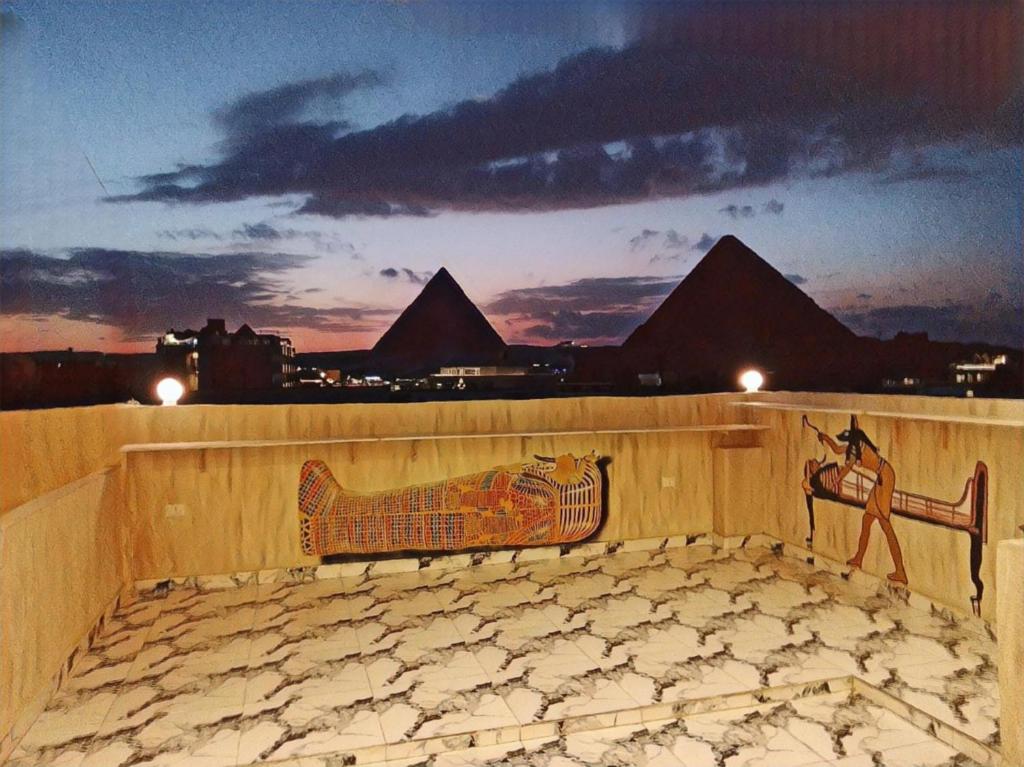 Pharaoh's Pyramid Crypt, Káhira