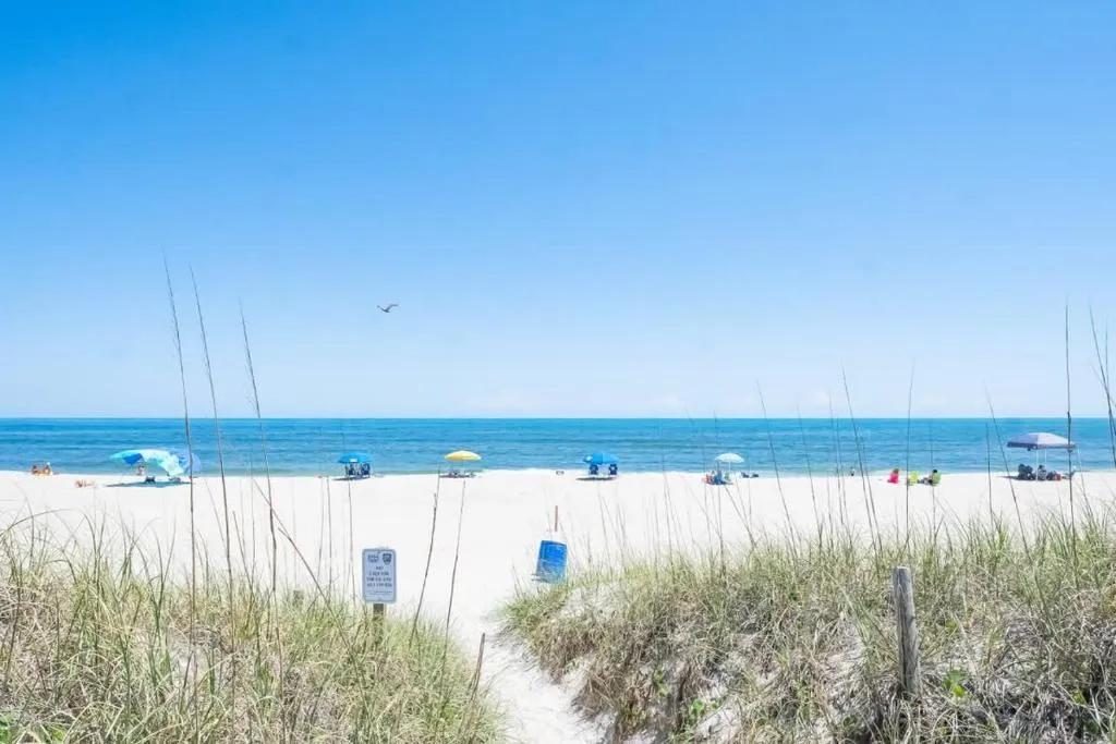 Cabana 213 on the Carolina Beach Boardwalk，位于卡罗来纳比奇的酒店