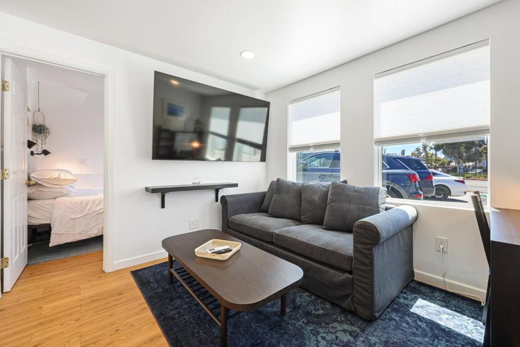 Harborside Suite 08 with Hot Tub, San Diego