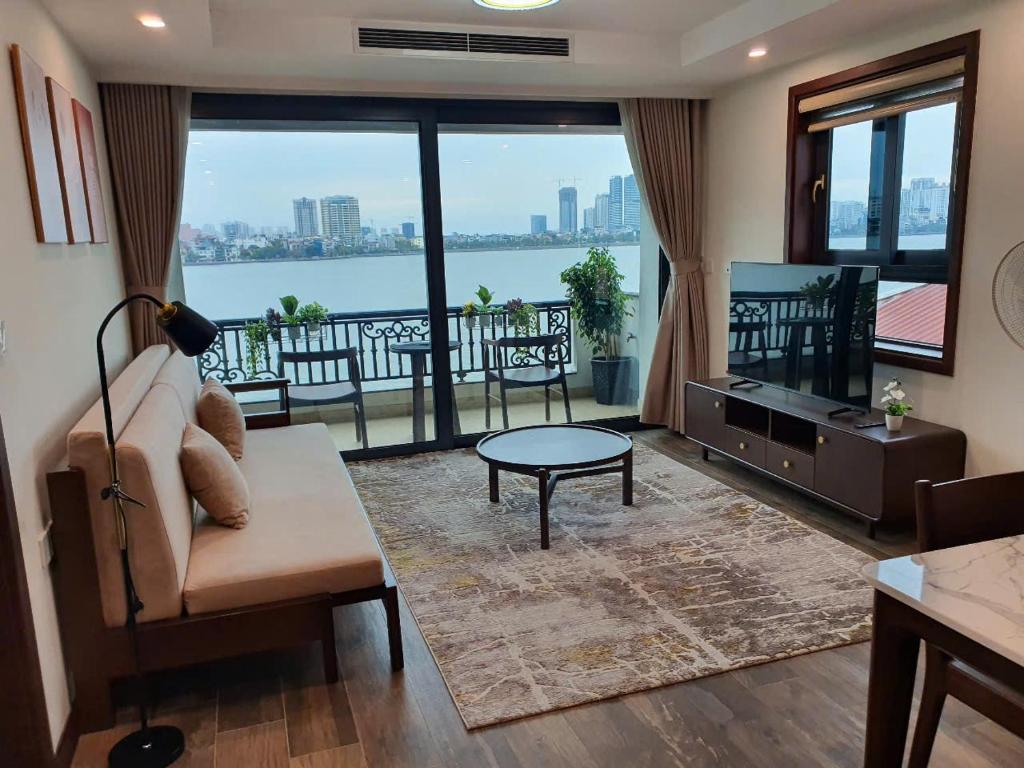 Lakeside Retreat - Tay Ho - 1