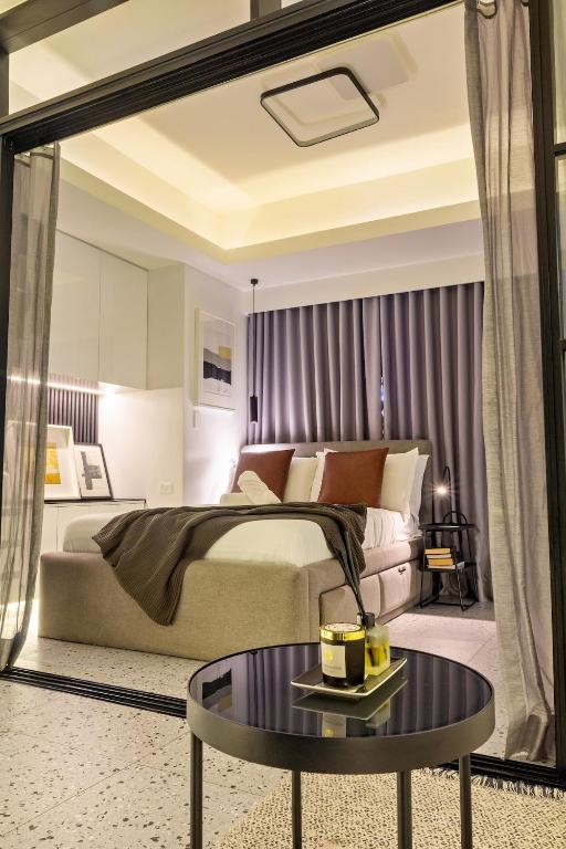 Emma Mattress & Pillows, Balcony, Amazon Alexa, Sauna, Gym & Pool Access, FAST Wi-Fi, Nespresso Coffee Machine with FREE coffee Pods, Elegant Balcony Over Venice Grand Canal, Walking Distance Britsh Embassy, 5 min drive to BGC, 10 min drive to Manila Air, Manila