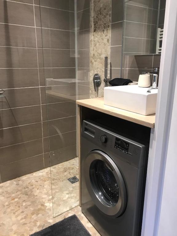 Antibes apartment, 700m beach and parking - 3