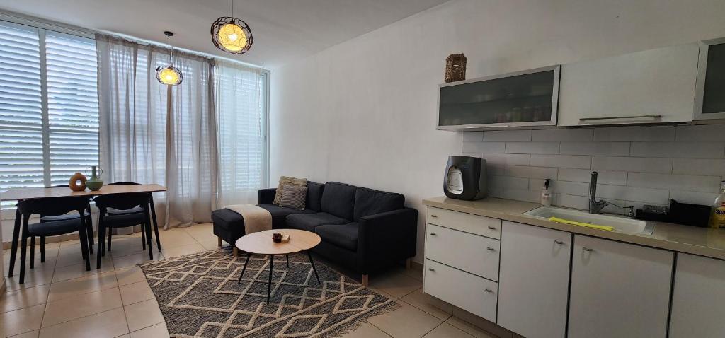 הדירה האורבנית, Bat Jam