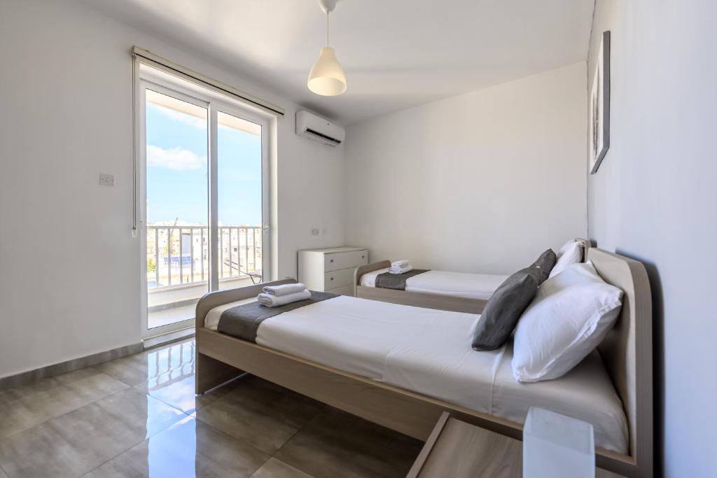 F9 Room 3, Private Room two single beds with shared bathroom in shared Flat, Msida