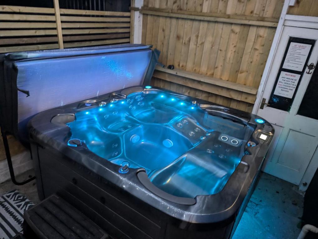 Synod Farm Cottage, 5 Person Hot Tub, Pets Welcome, Llandysul