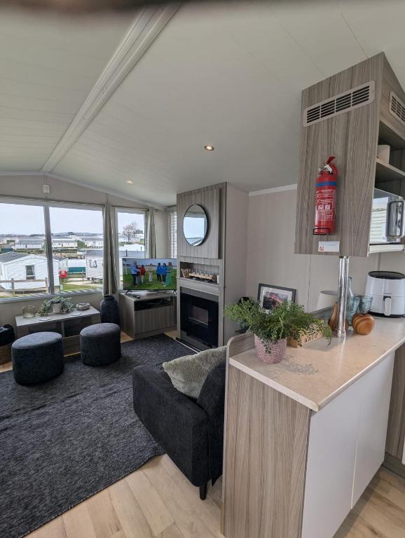 BEAUTIFULLY PRESENTED DOG FRIENDLY CARAVAN on VERY POPULAR LITTLESEA HOLIDAY HAVEN PARK WEYMOUTH - photo 4