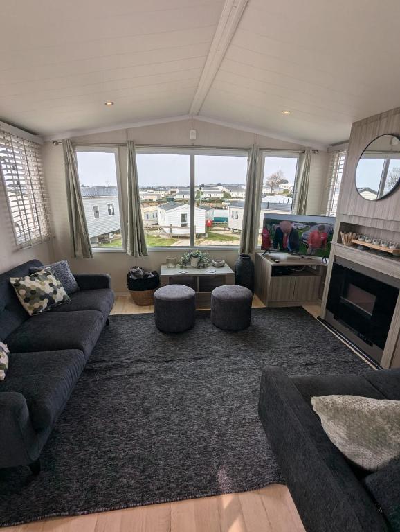 BEAUTIFULLY PRESENTED DOG FRIENDLY CARAVAN on VERY POPULAR LITTLESEA HOLIDAY HAVEN PARK WEYMOUTH - photo 3