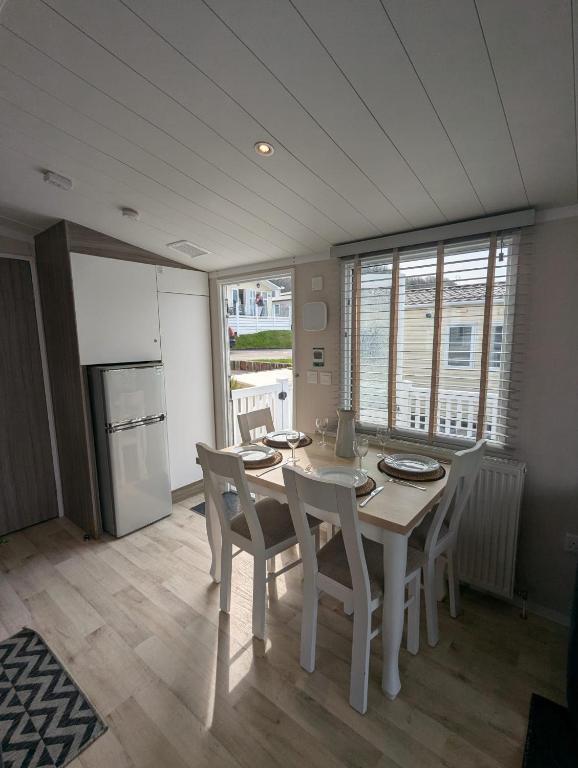 BEAUTIFULLY PRESENTED DOG FRIENDLY CARAVAN on VERY POPULAR LITTLESEA HOLIDAY HAVEN PARK WEYMOUTH photo 7