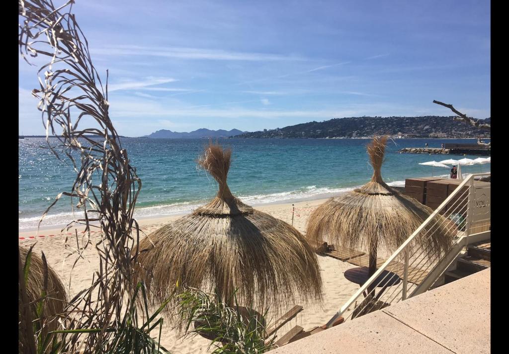 NEW renovated spacious 2 BR Apt AC 300m from Beach - 1