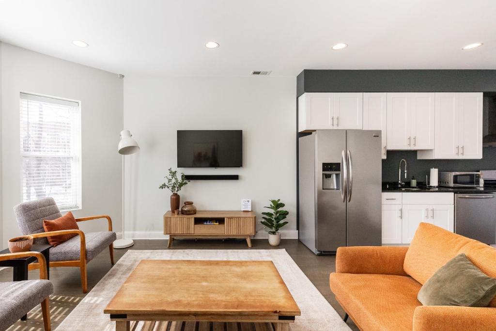 Uptown Bright & Modern Apt - Steps to Lake, Train, Amazing Food & Free Parking, Chicago