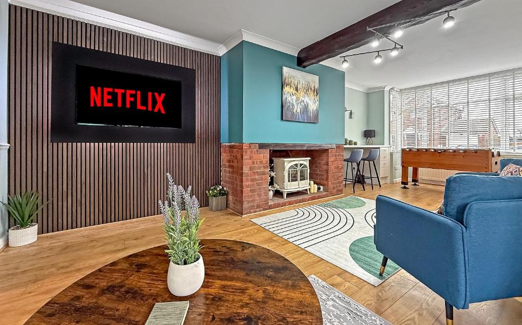 SPACIOUS STYLISH HOME, Foosball Table, FREE PARKING, Driveway, Garden & LAUNDRY ROOM, 2 DOUBLE BEDROOMS & LED Media wall, Luton