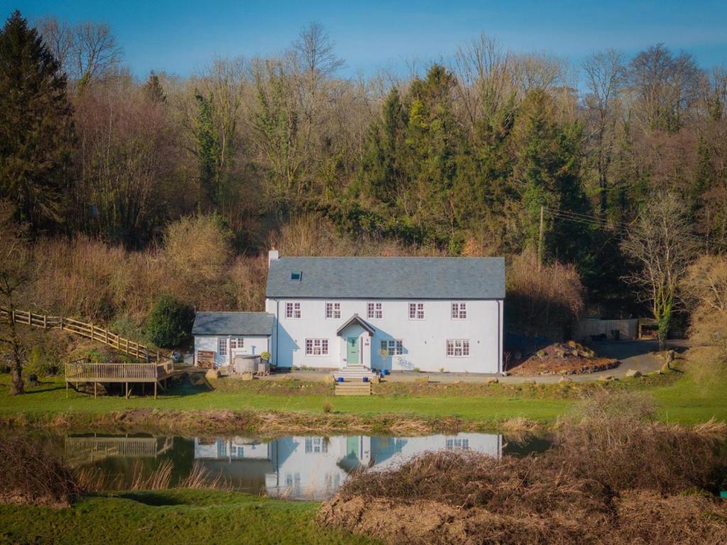 Luxury Riverside Escape in North Devon! Stunning Views, Weare Giffard