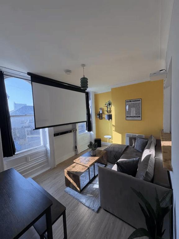 Central Seaside Apartment with Home Cinema, Margate