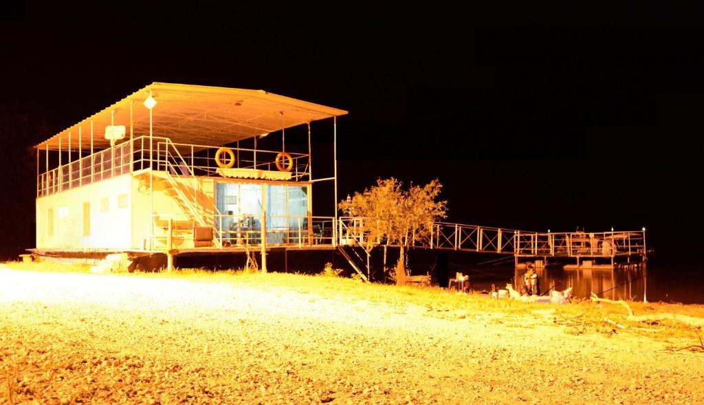 Delta Pontoon — Hotel in Mahmudia