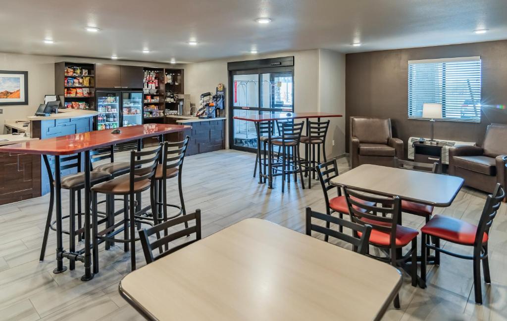 マイ プレイス ホテル インディアナポリス エアポート プレインフィールド (My Place Hotel-Indianapolis Airport/Plainfield, IN) フロント・ロビー