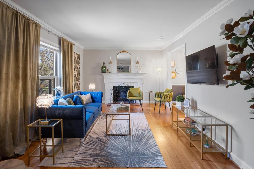 Elegant 4BD Retreat - Backyard BBQ & Theater Room, Charlotte