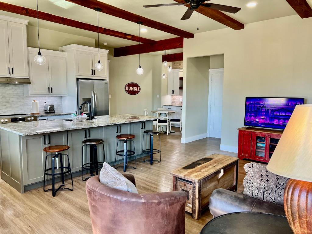 NEW Stunning Views & Lake Access Villa, Granbury