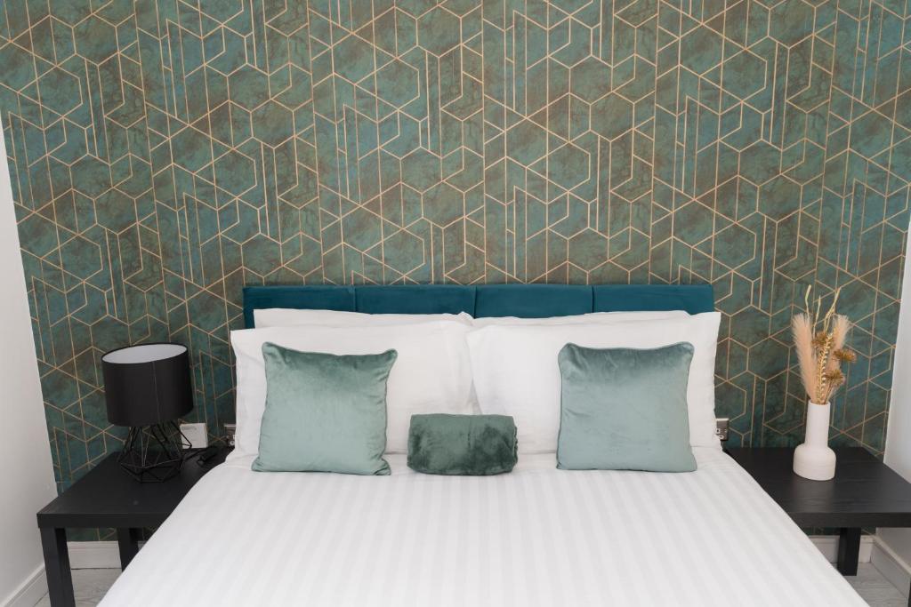 PARKING & BALCONY Luxe City Centre Sleeps 4, Wolverhampton