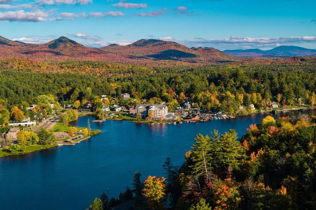voco Saranac Lake NY - Waterfront by IHG，位于萨拉纳克莱克的酒店