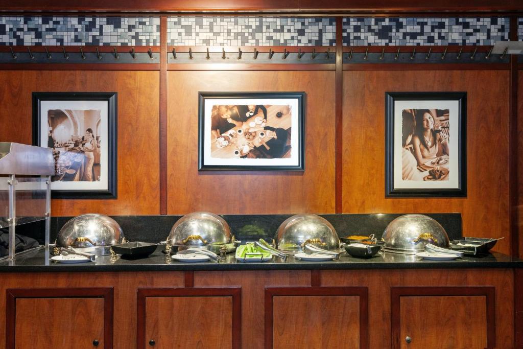 1. 홀리데이 인 시..