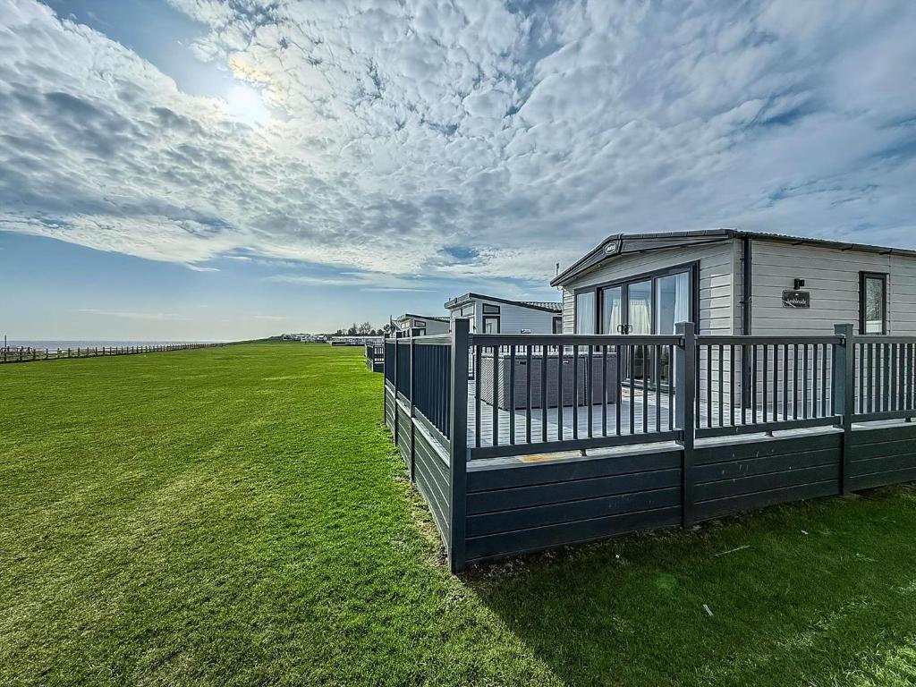 Luxury Lodge With Stunning Full Sea Views In Suffolk Ref 20234Bs, Hopton on Sea