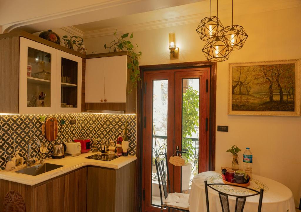 Amazing View, Natural View, 3' To Hoan Kiem Lake, Free Wifi, Netflix, 2 Beds, 1 Toilet-2 Showers