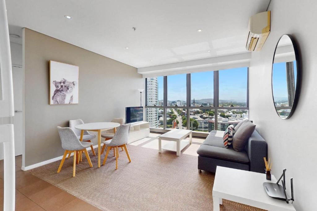 Cloud 17 Retreat - Meriton Soleil Private Apt 1B, Brisbane