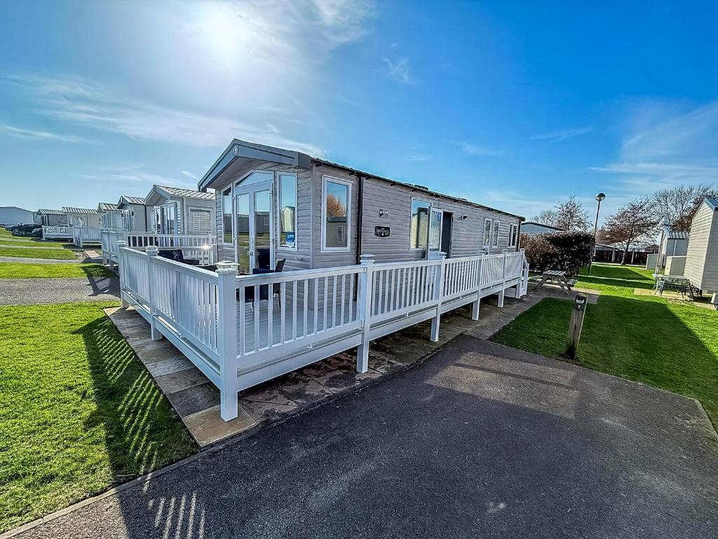 Stunning Caravan With Decking At Haven Hopton-On-Sea Ref 80007L, Great Yarmouth