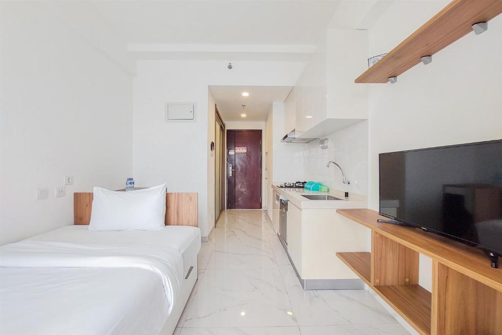 Nice and Comfy Studio Apartment at Sky House BSD By Travelio, Tangerang