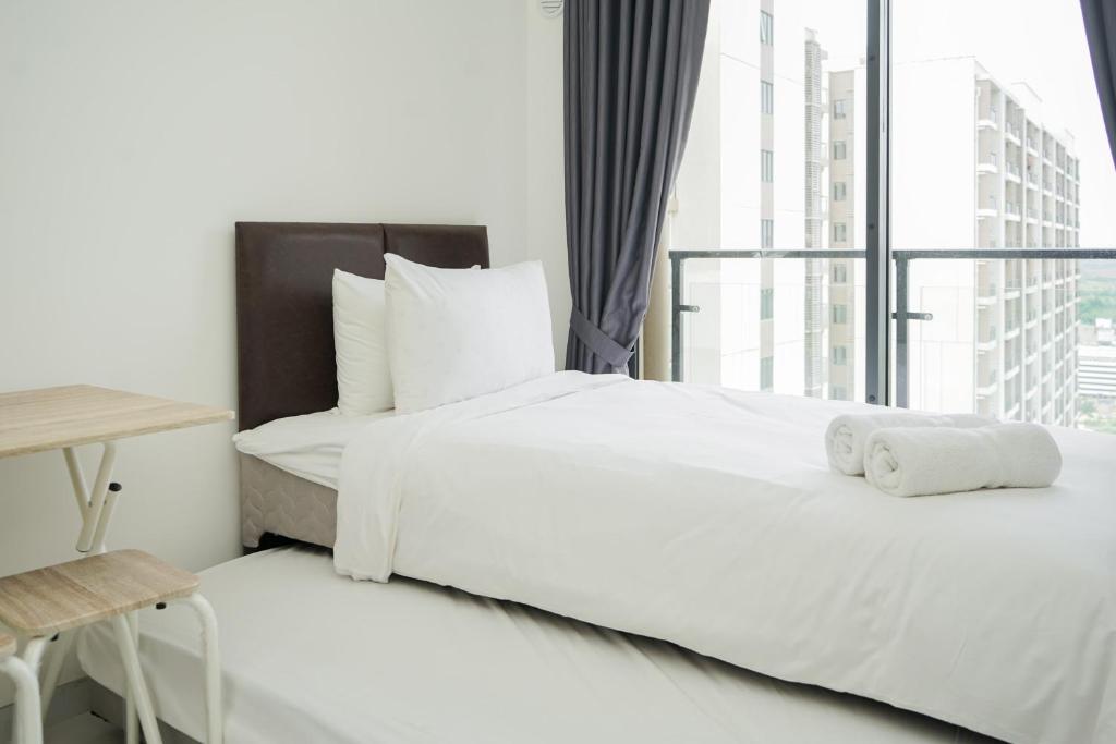 Comfy and High Floor Studio at Sky House BSD Apartment By Travelio, Tangerang