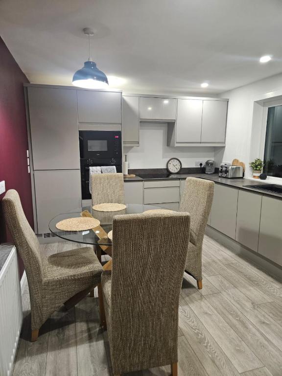 No 14 3 BED all with SMART TV's Fully Fitted Kitchen Ample PARKING Ideal for TRADES BUSINESS a 전경